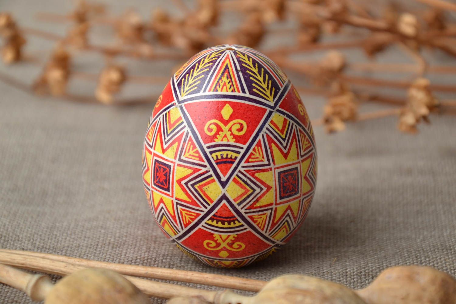 Joli œuf de Pâques peint de poule décoré de cire fait main style ethnique photo 1