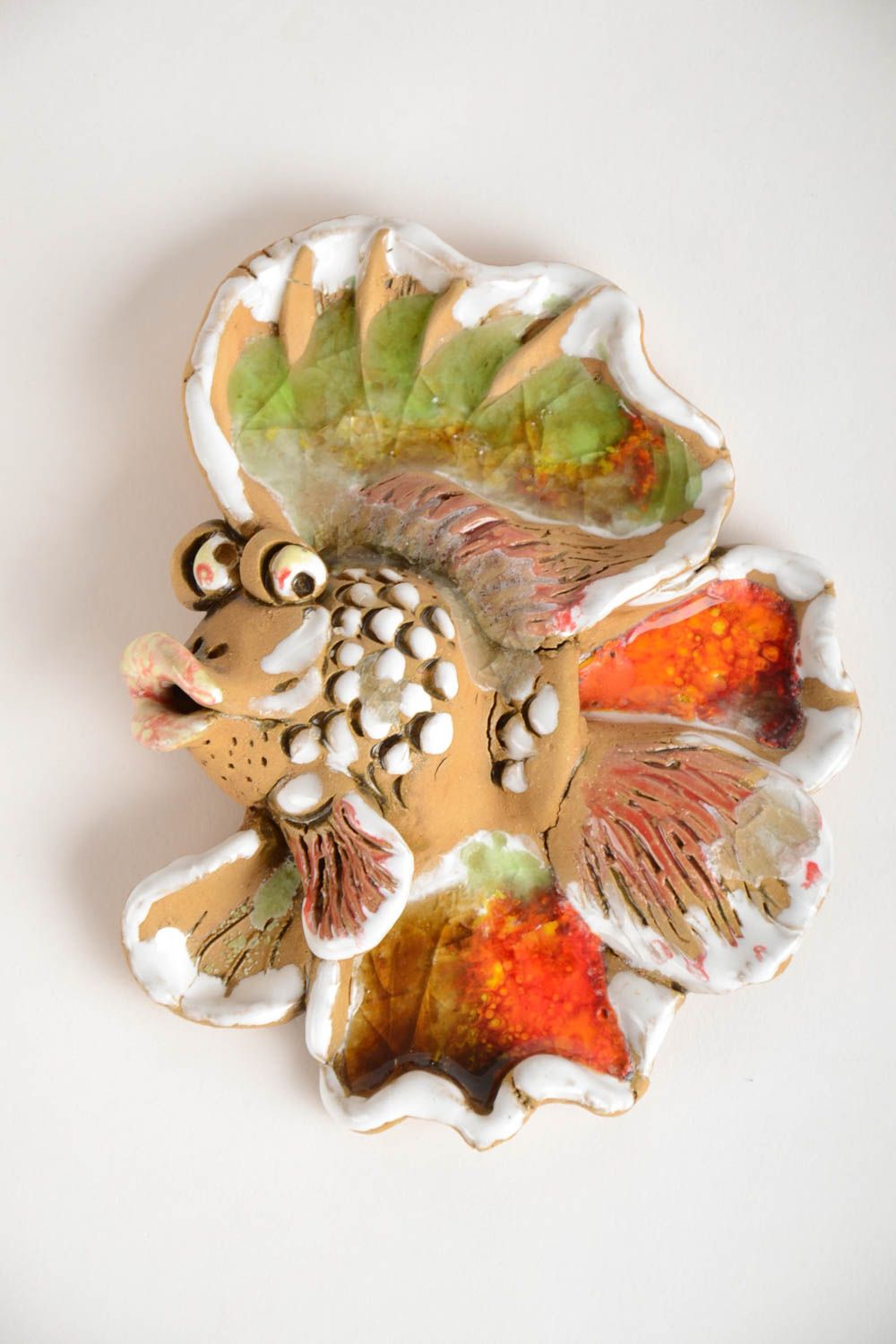 Panel decorativo para pared colgante artesanal de arcilla con forma de pez foto 1
