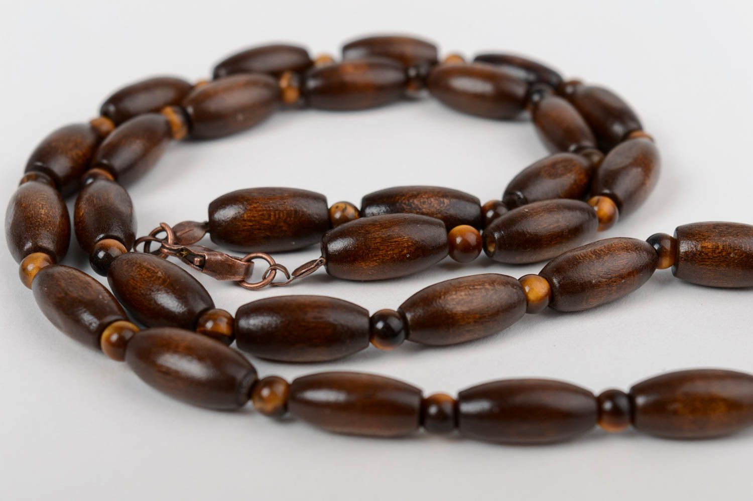 Collier en perles en bois marron avec pierre œil-de-tigre original fait main photo 2