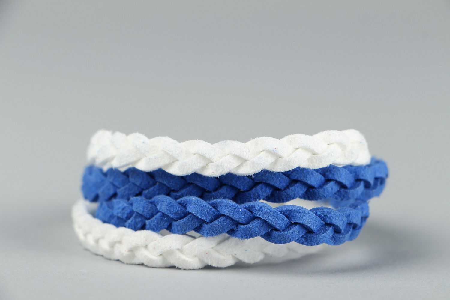 Bracelet fait main en daim de couleurs bleue et blanche   photo 2