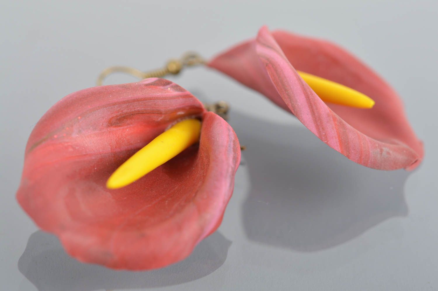 Boucles d'oreilles fleurs Callas des marais grandes en pâte polymère faites main photo 2