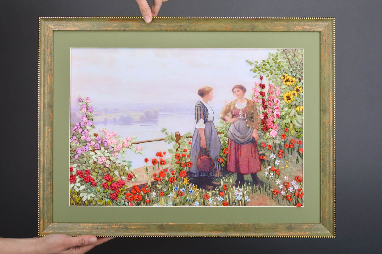 Cuadro bordado con cintas artesanal enmarcado en lienzo con flores y chicas foto 3