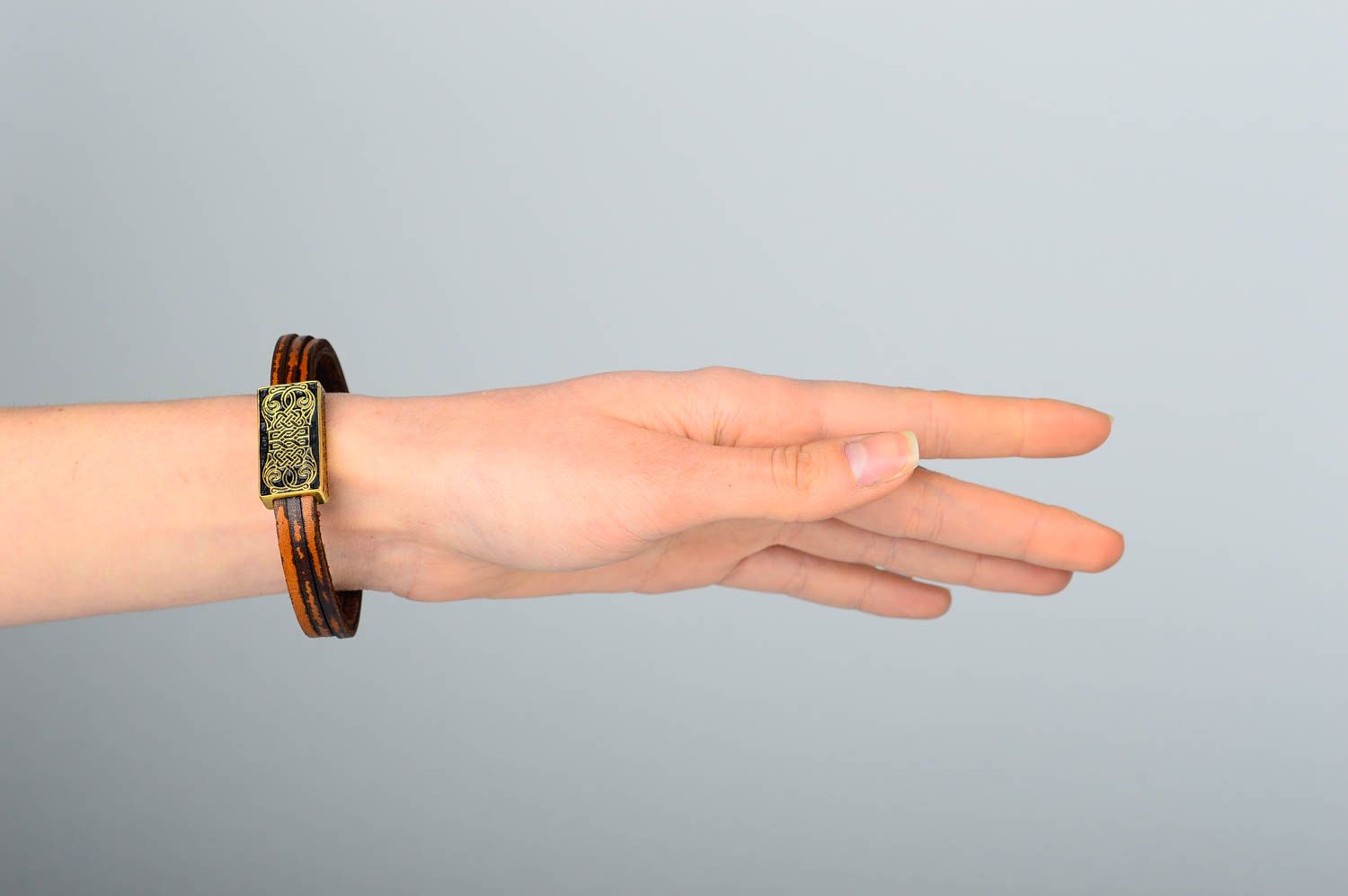 Кожаный браслет ручной работы оригинальный подарок браслет на руку коричневый фото 2