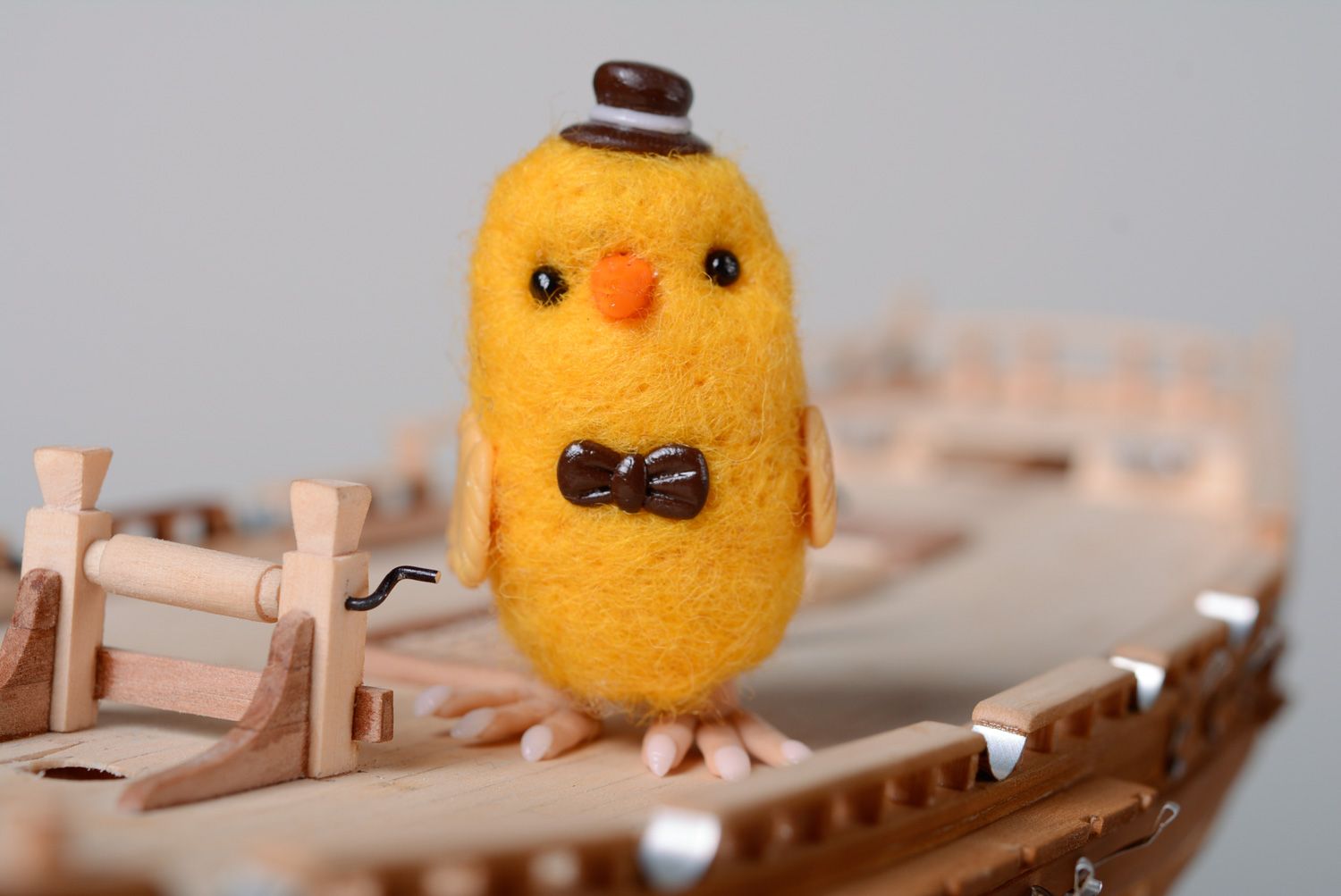 Шерстяная миниатюрная валяная игрушка Цыпленок фото 1