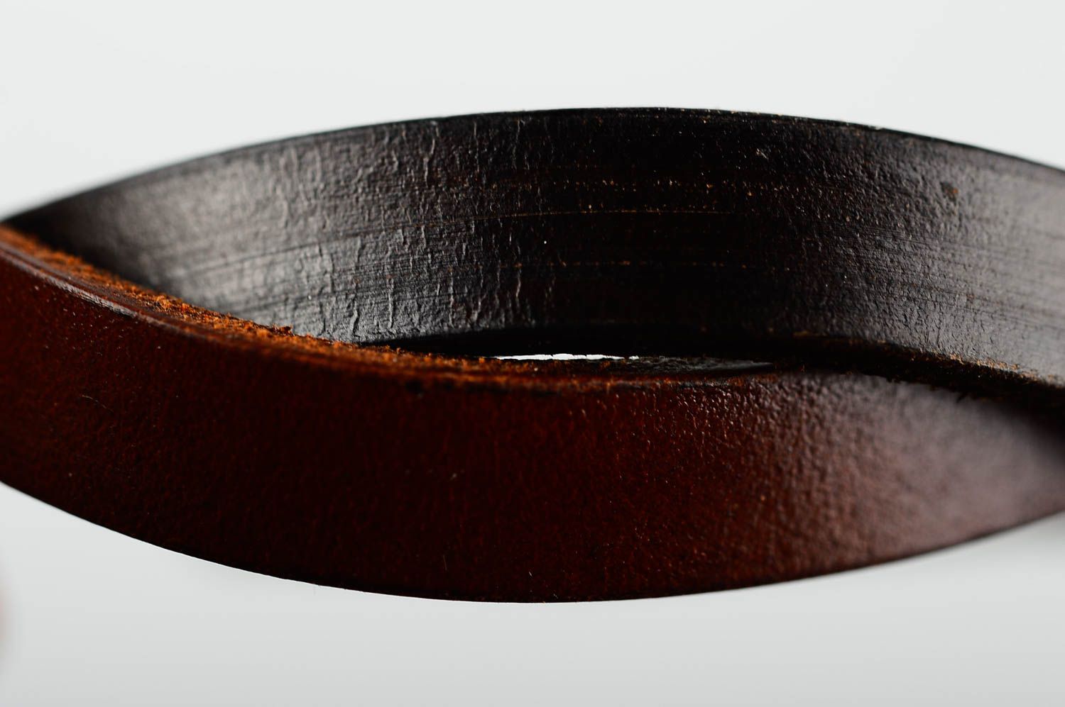 Pulsera de cuero oscuro hecha a mano accesorio para mujer regalo original  foto 4