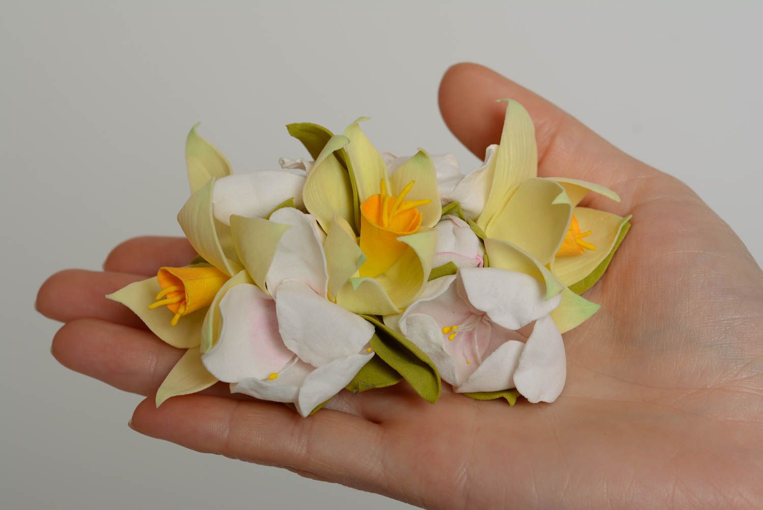 Pasador artesanal de goma EVA con flor grande bonito foto 4