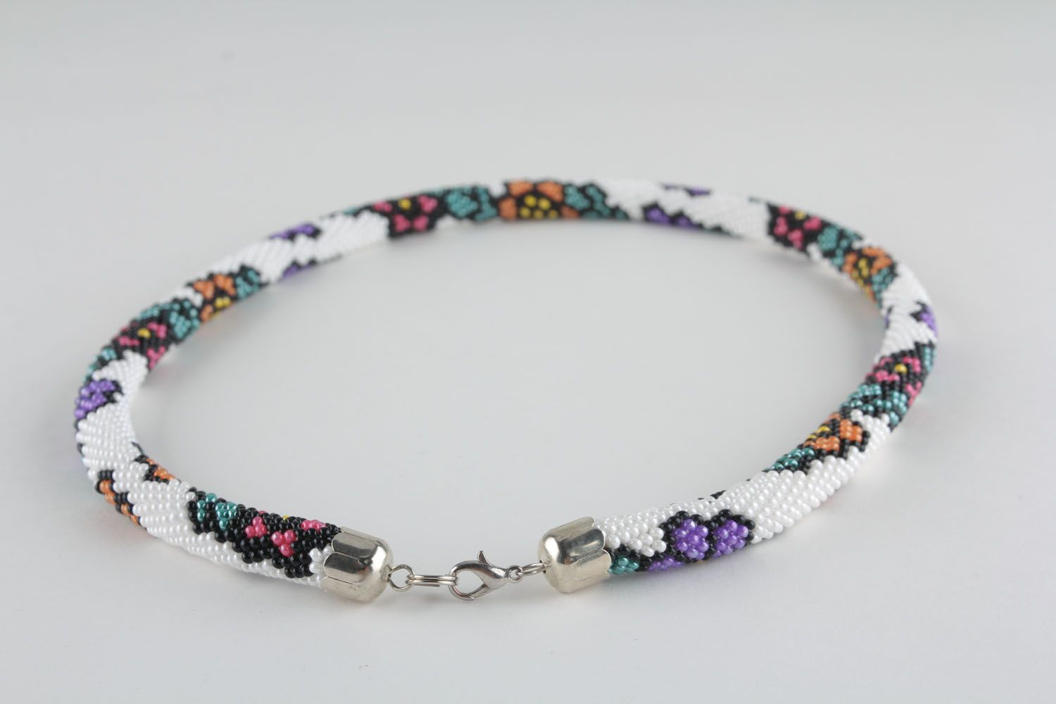 Beaded cord necklace with floral motifs photo 2