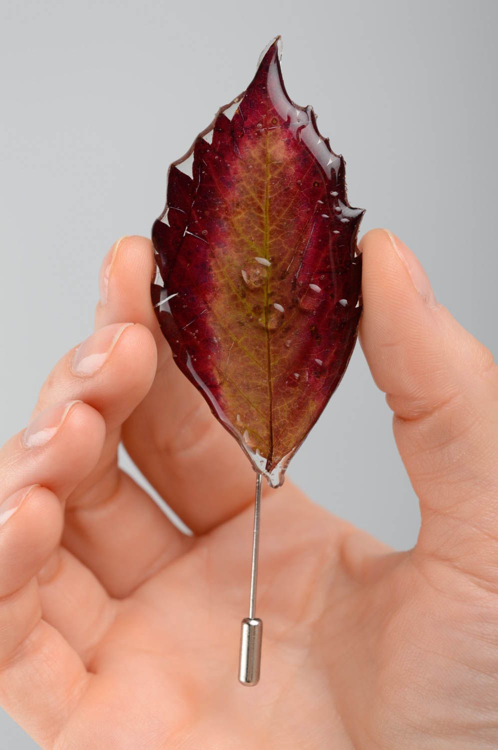 Wild grape leaf brooch coated with epoxy photo 3