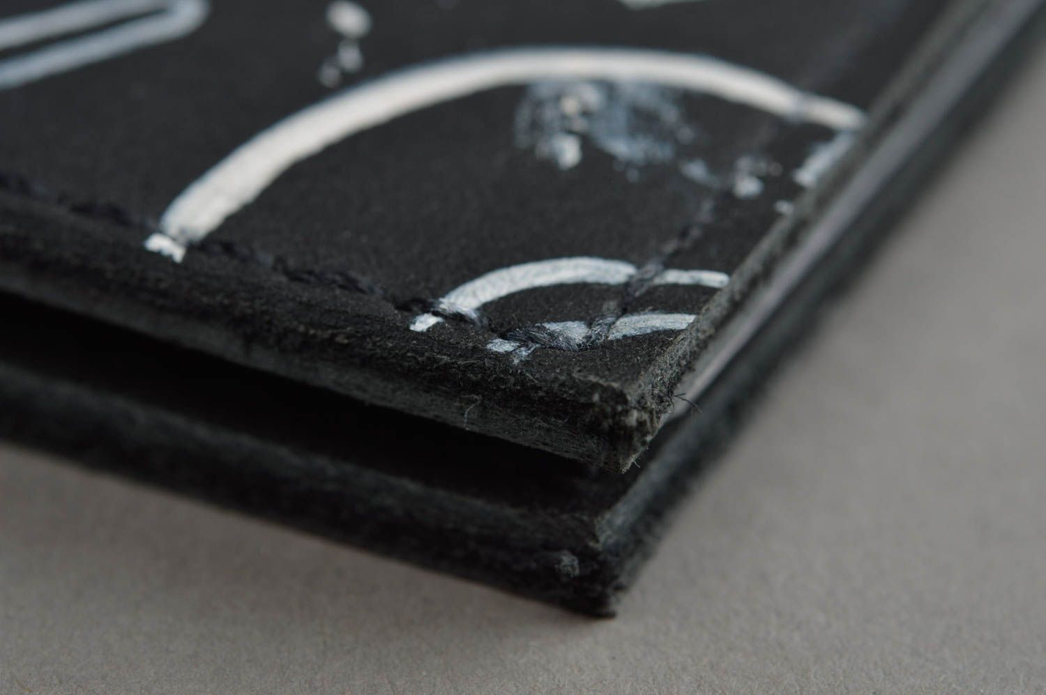 Porte-permis de conduire en cuir naturel noir avec dessins fait main design photo 5