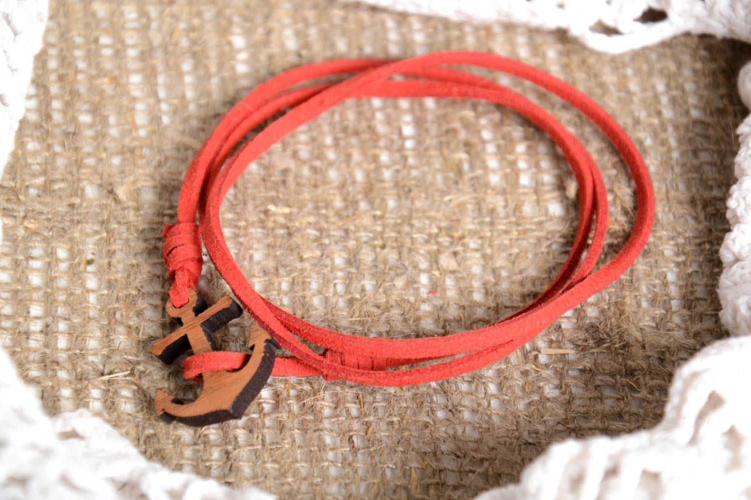 Pulsera hecha a mano color rojo regalo original brazalete artesanal con ancla foto 1