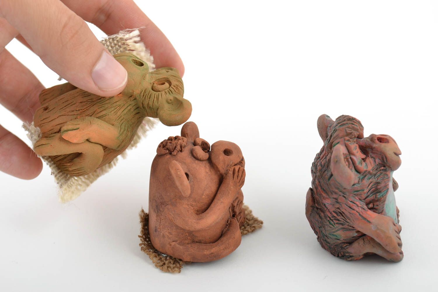 Conjunto de tres figurillas cerámicas artesanales con forma de monos  foto 2