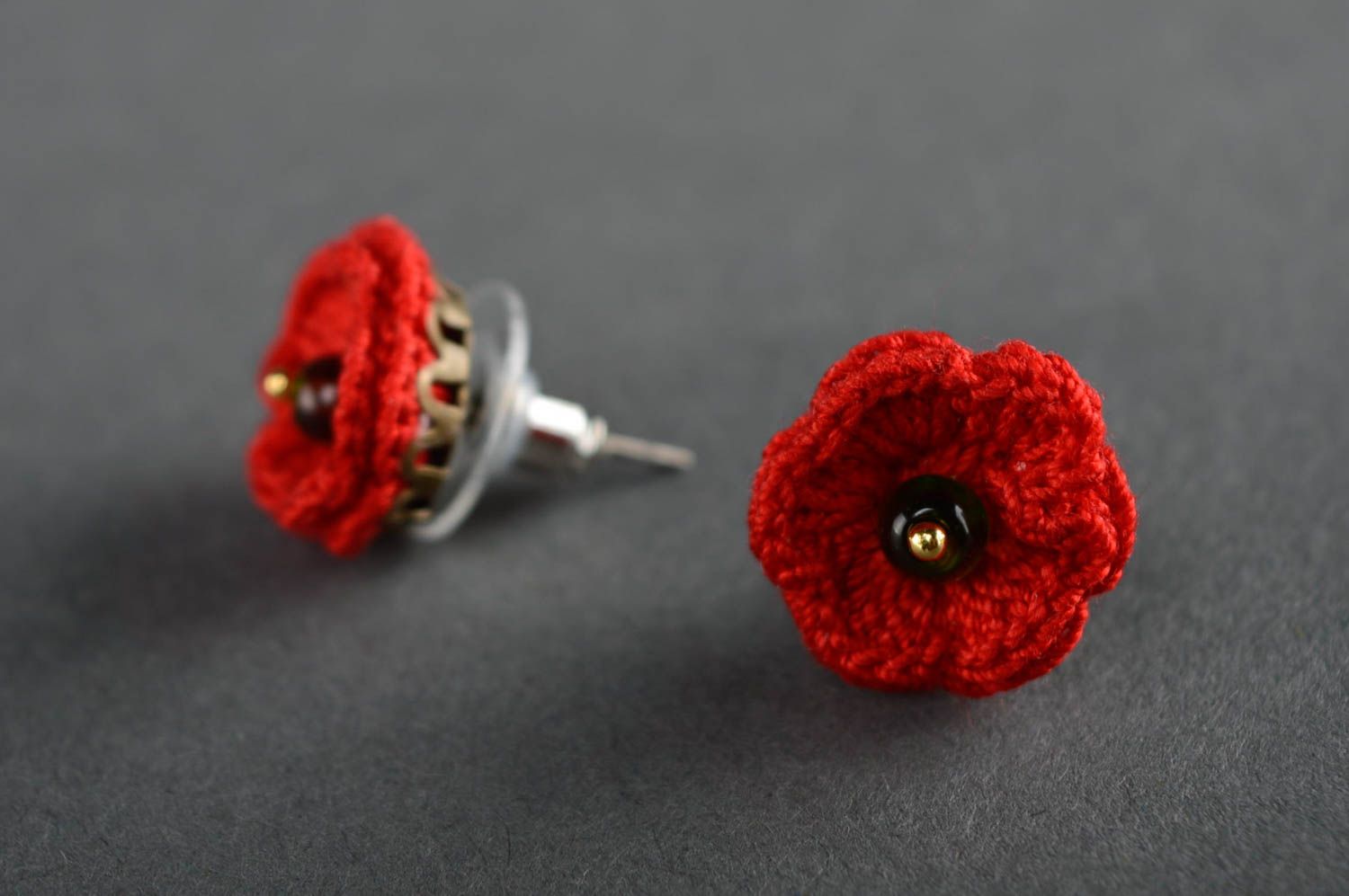 Boucles d'oreilles puces tricotées de fils en coton faites main fleurs rouges photo 1