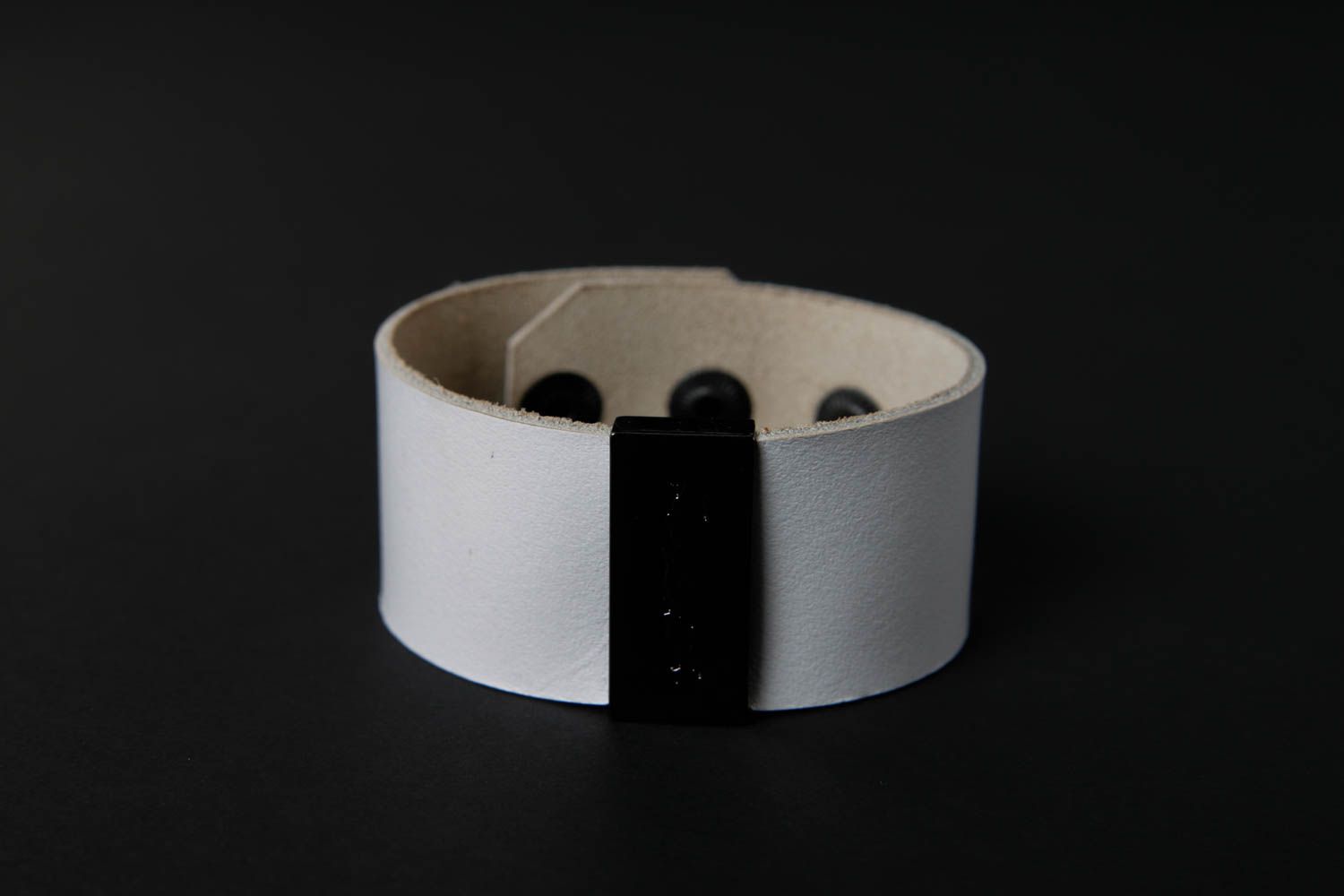Handmade breites Armband aus Leder weiß Designer Schmuck Accessoire für Frauen  foto 3