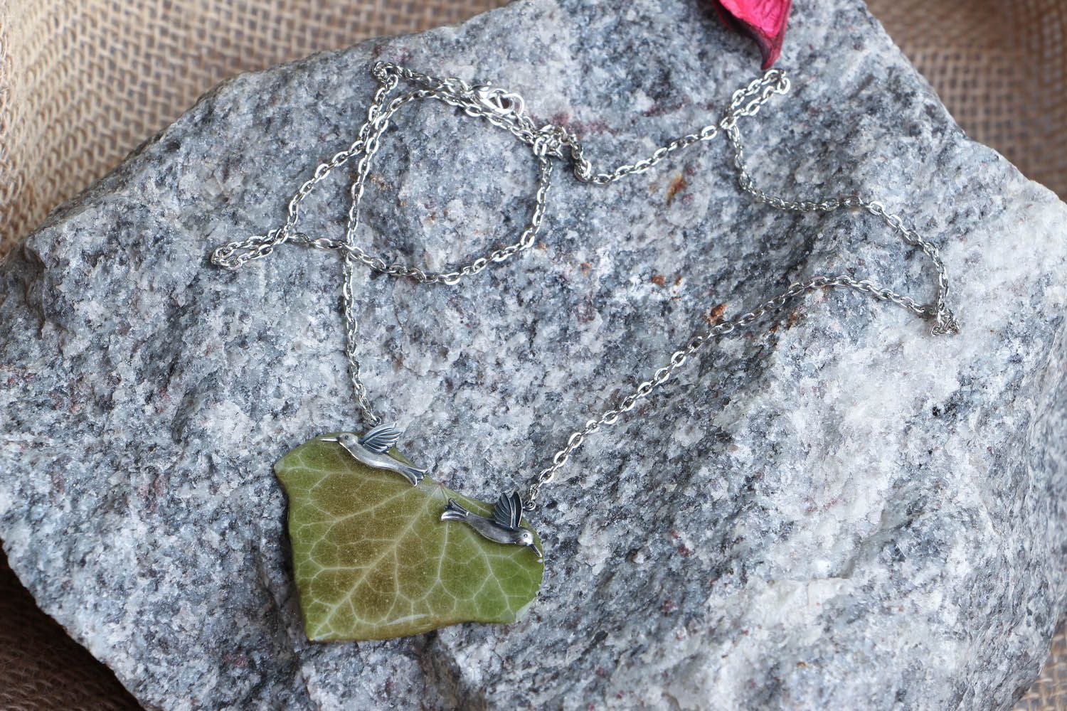 Pendant with Ivy Leaf in Epoxy Resin photo 4
