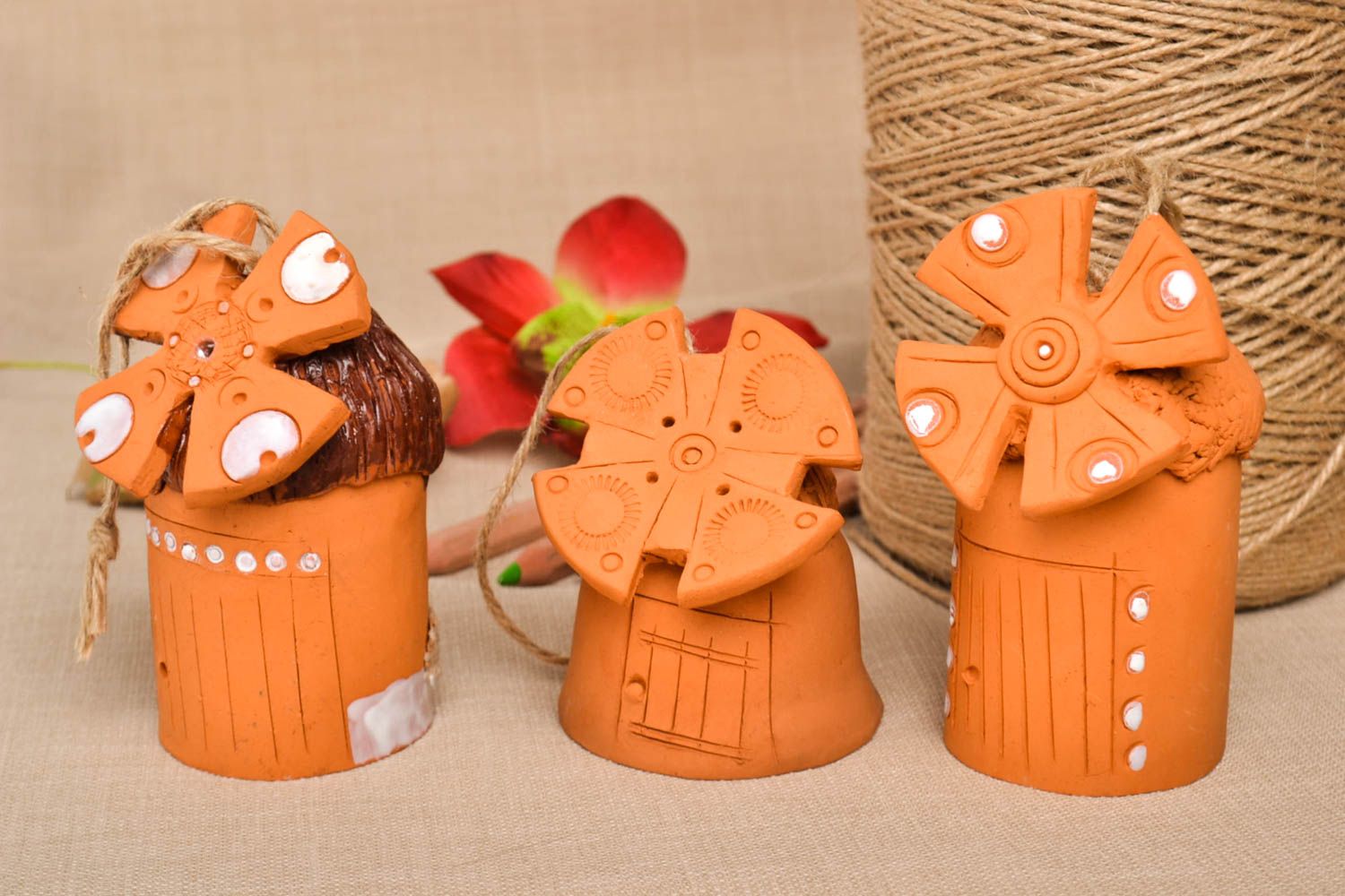 Campanelle decorative fatte a mano set di tre figurine in terracotta foto 1