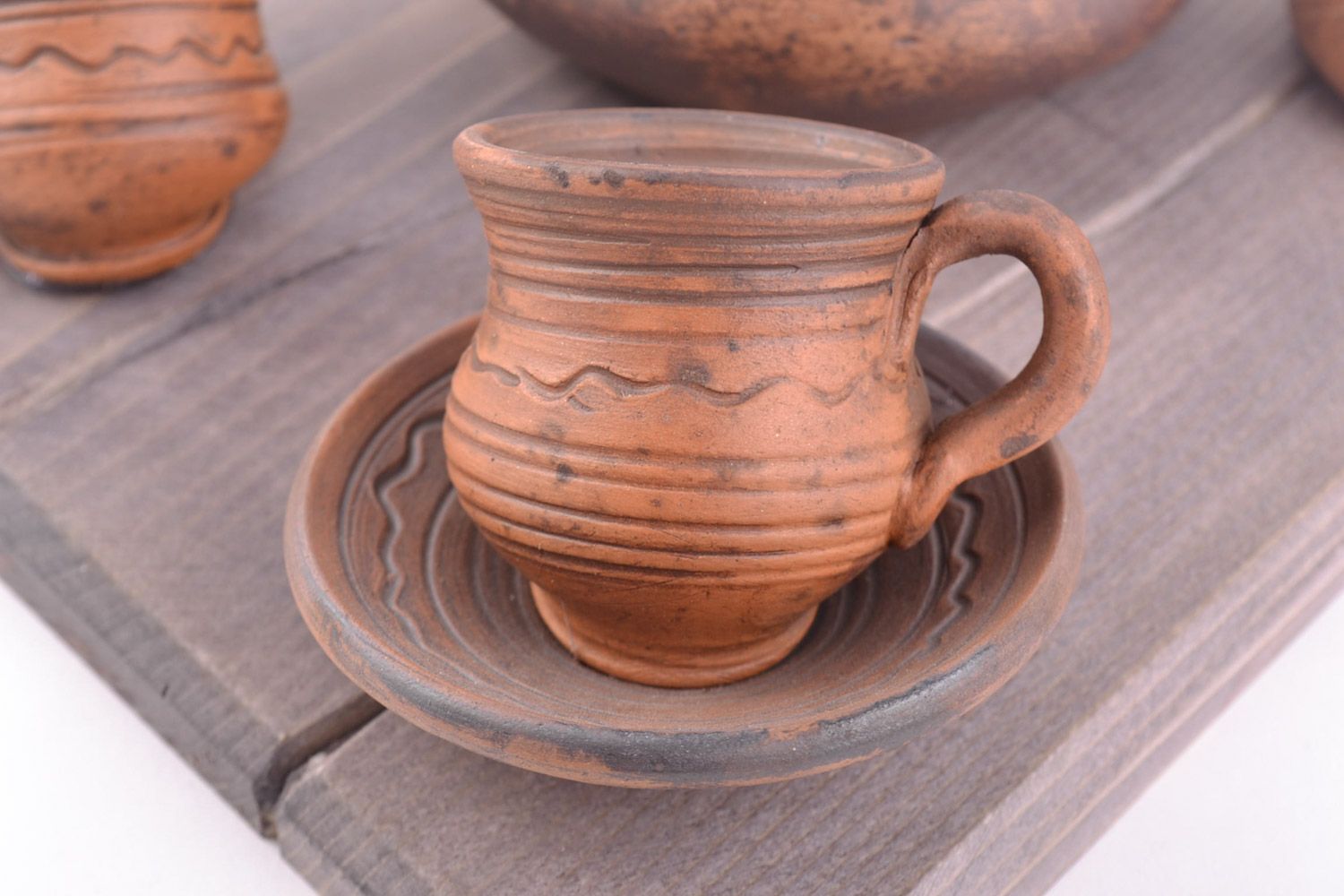 Объемное панно в виде деревянной доски с глиняной посудой объемное хэнд мэйд фото 3