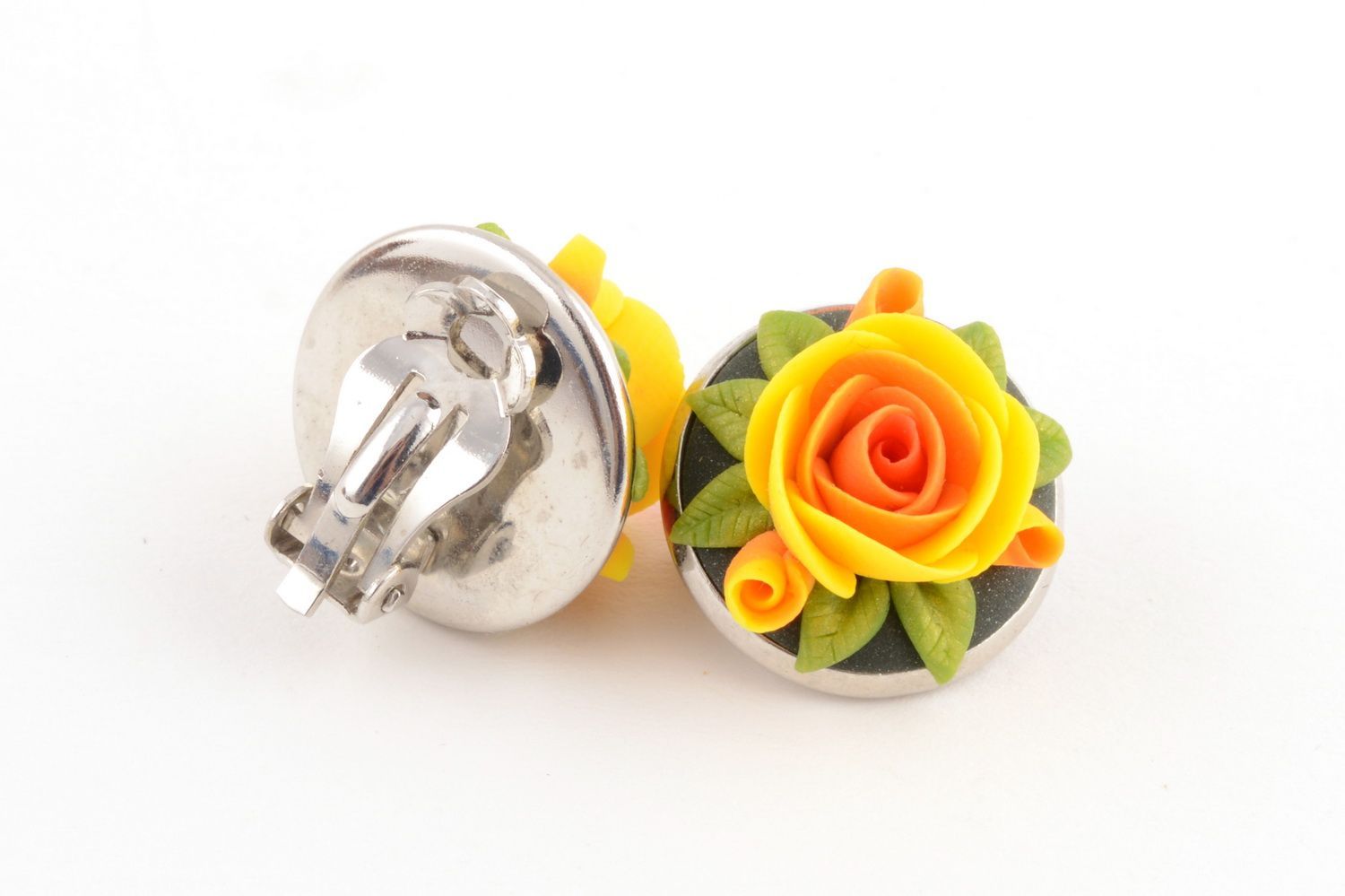 Boucles d'oreilles à clip rondes avec roses jaunes en pâte polymère faites main photo 4