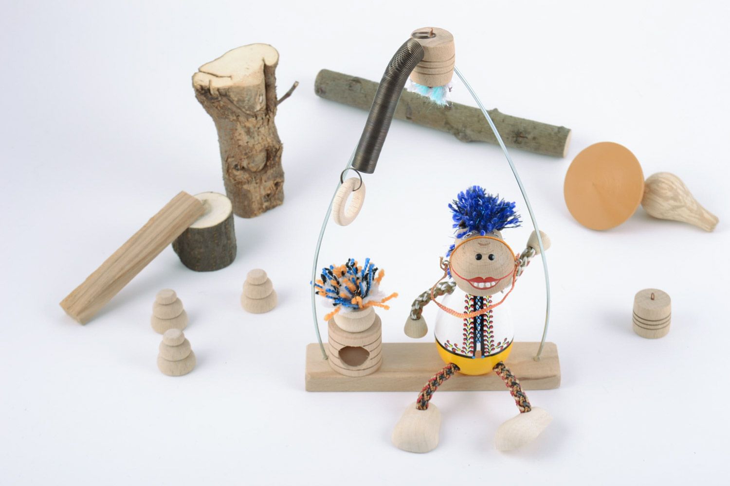 Grelles handgemachtes Öko Spielzeug aus Holz mit Bemalung Pferd auf Bank foto 1