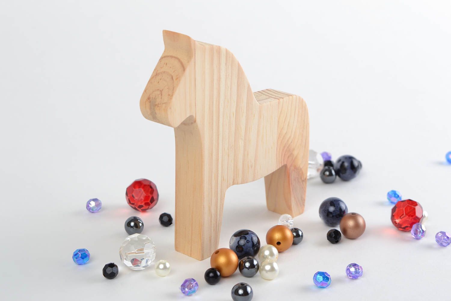 Игрушка из дерева ручной работы лошадка светлая маленького размера для детей фото 1