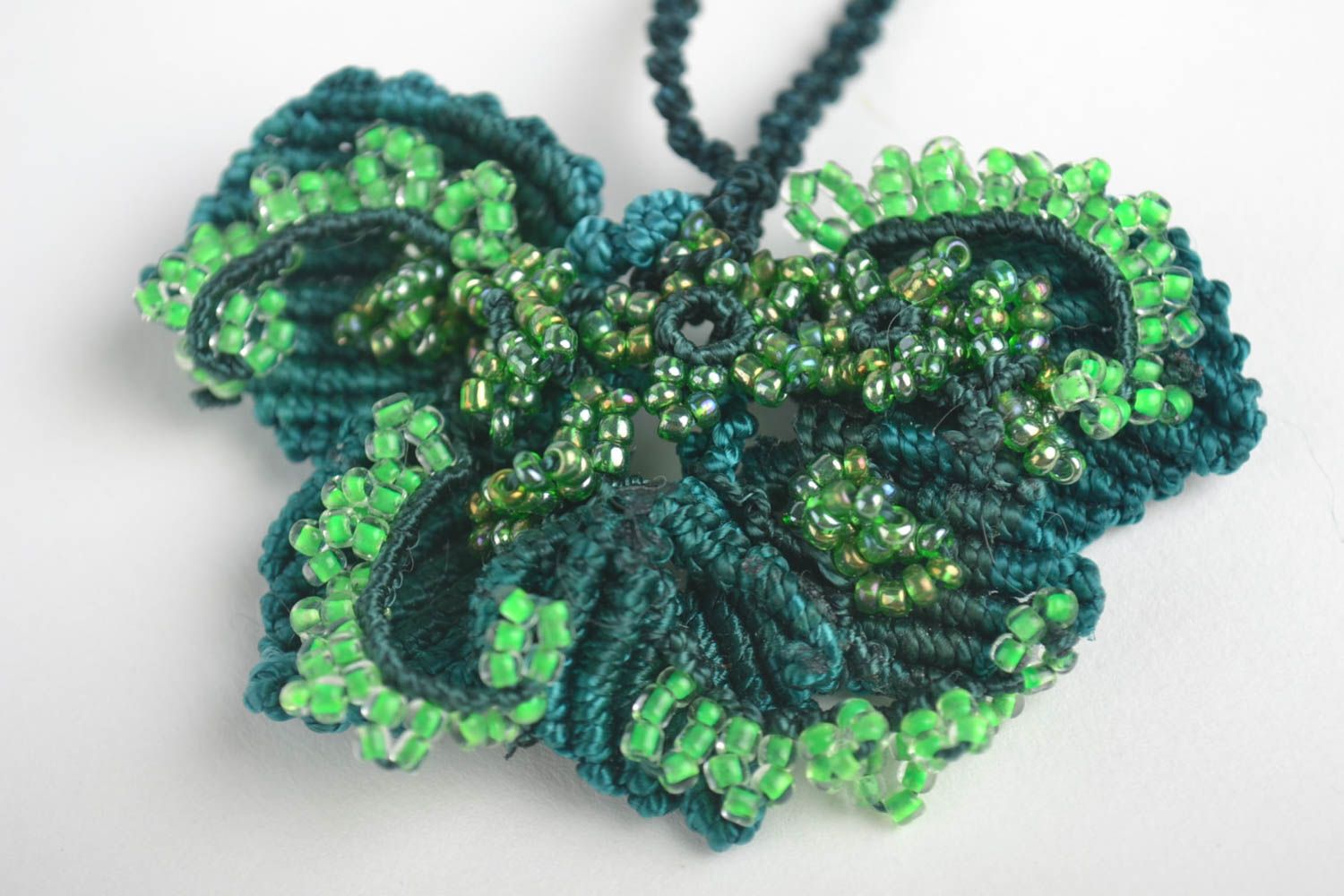 Pendentif macramé Bijou fait main vert en fils perles de rocaille Cadeau femme photo 2