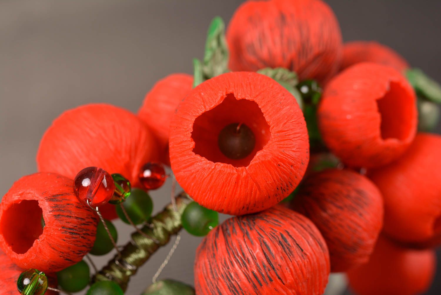 Serre-tête Fleurs rouges en pâte polymère perles de verre accessoire fait main photo 3