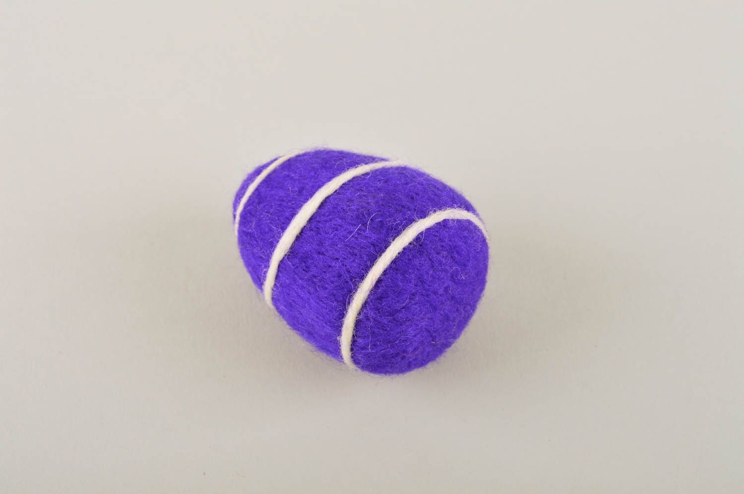 Декоративное яйцо ручной работы игрунка из шерсти валяная игрушка филлетовая фото 4