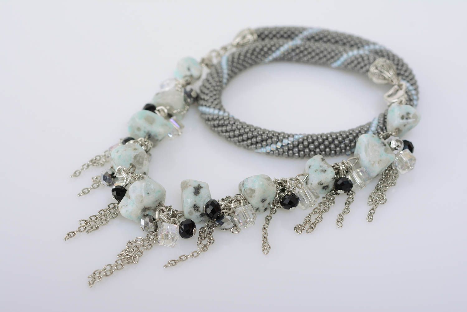 Ожерелье из бисера серое с пластиковыми бусинами и цепочками стильное хэнд мейд фото 2