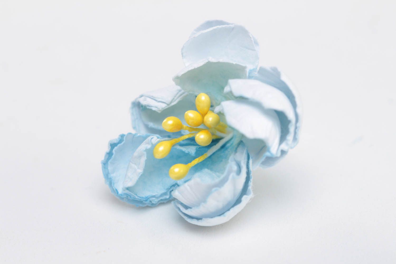 Petite fleur pour scrapbooking en papier bleue faite main avec étamines photo 2