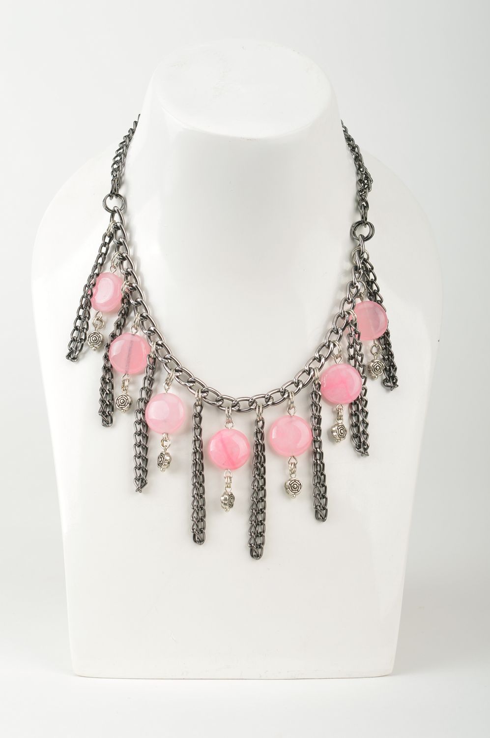 Collier avec chaînettes perles plates roses et breloques fait main pour femme photo 3