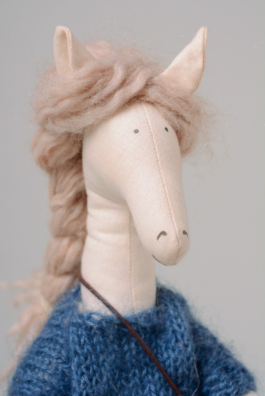 Künstlerisches Kuscheltier handgemacht aus Textil Pferd foto 2
