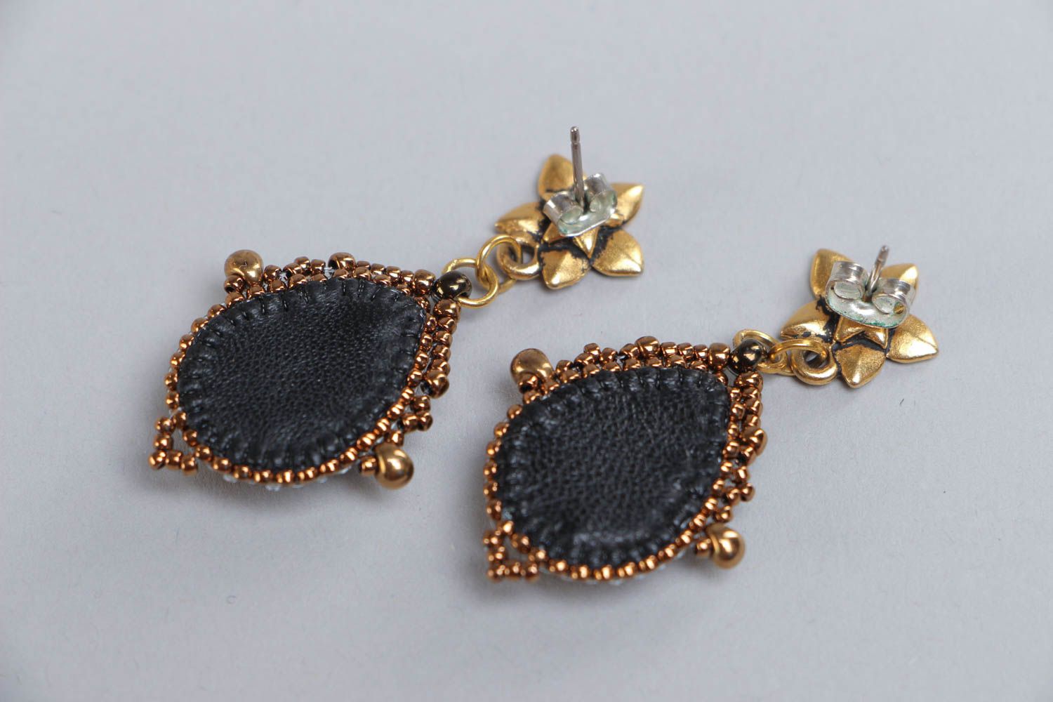 Boucles d'oreilles artisanales faites main en perles de rocaille et labradorite photo 4