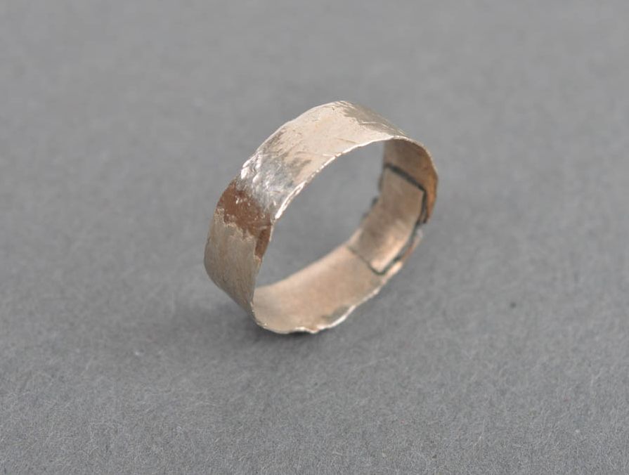 Schöner Ring handgeschaffen Designer Accessoire interessanter Ring am Finger foto 4