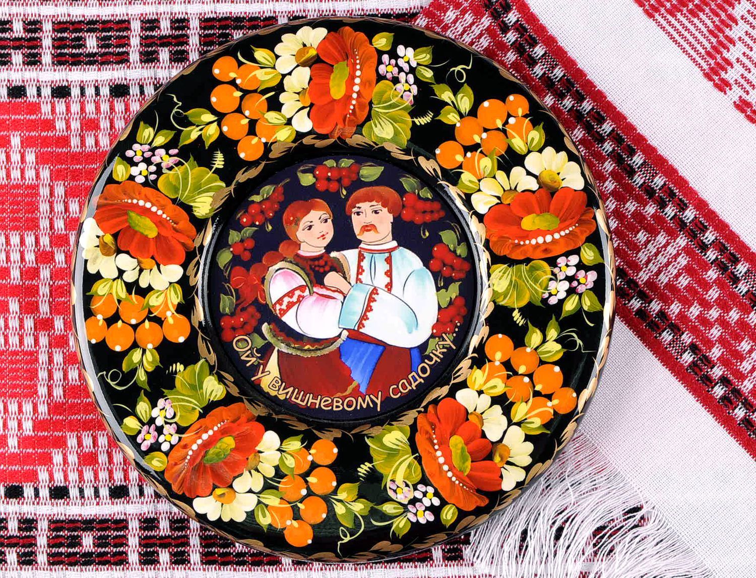 Деревянная декоративная тарелка с росписью фото 5