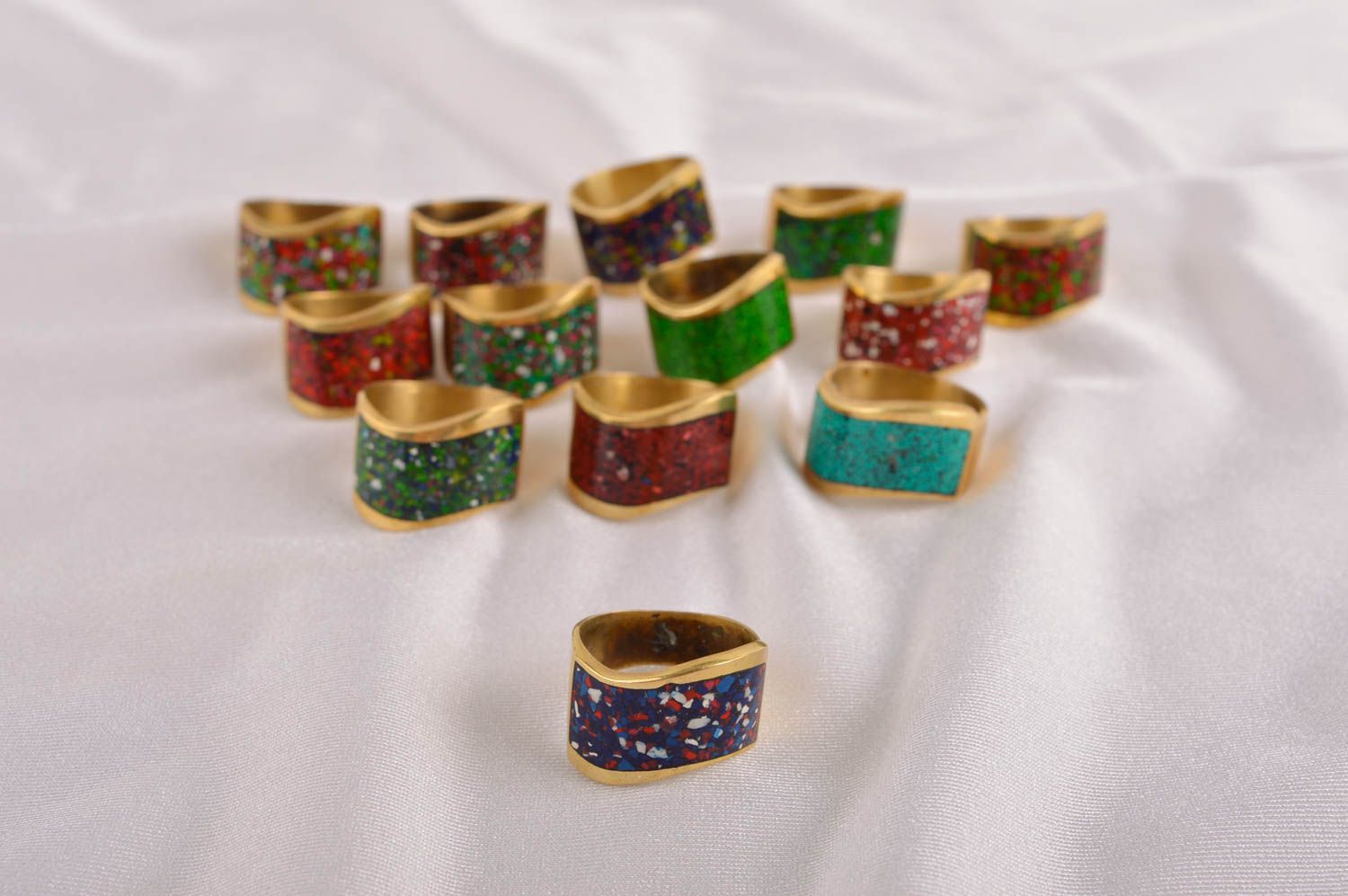 Яркое кольцо ручной работы необычное кольцо с камнями украшение из латуни фото 1