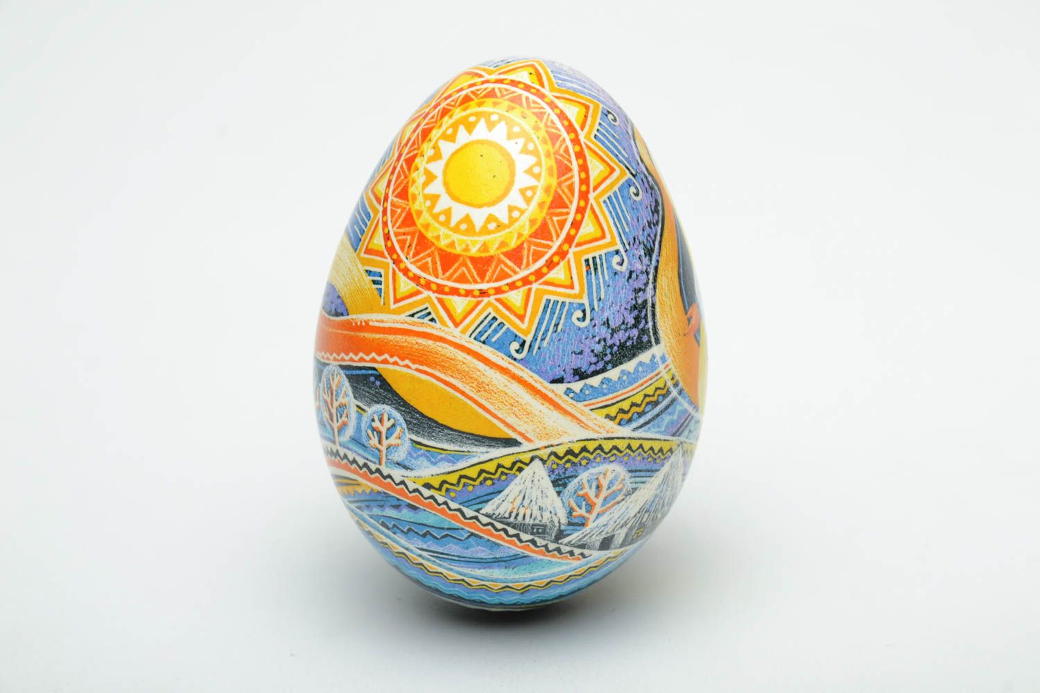 Huevo decorativo de Pascua con la imagen de una ucraniana foto 3