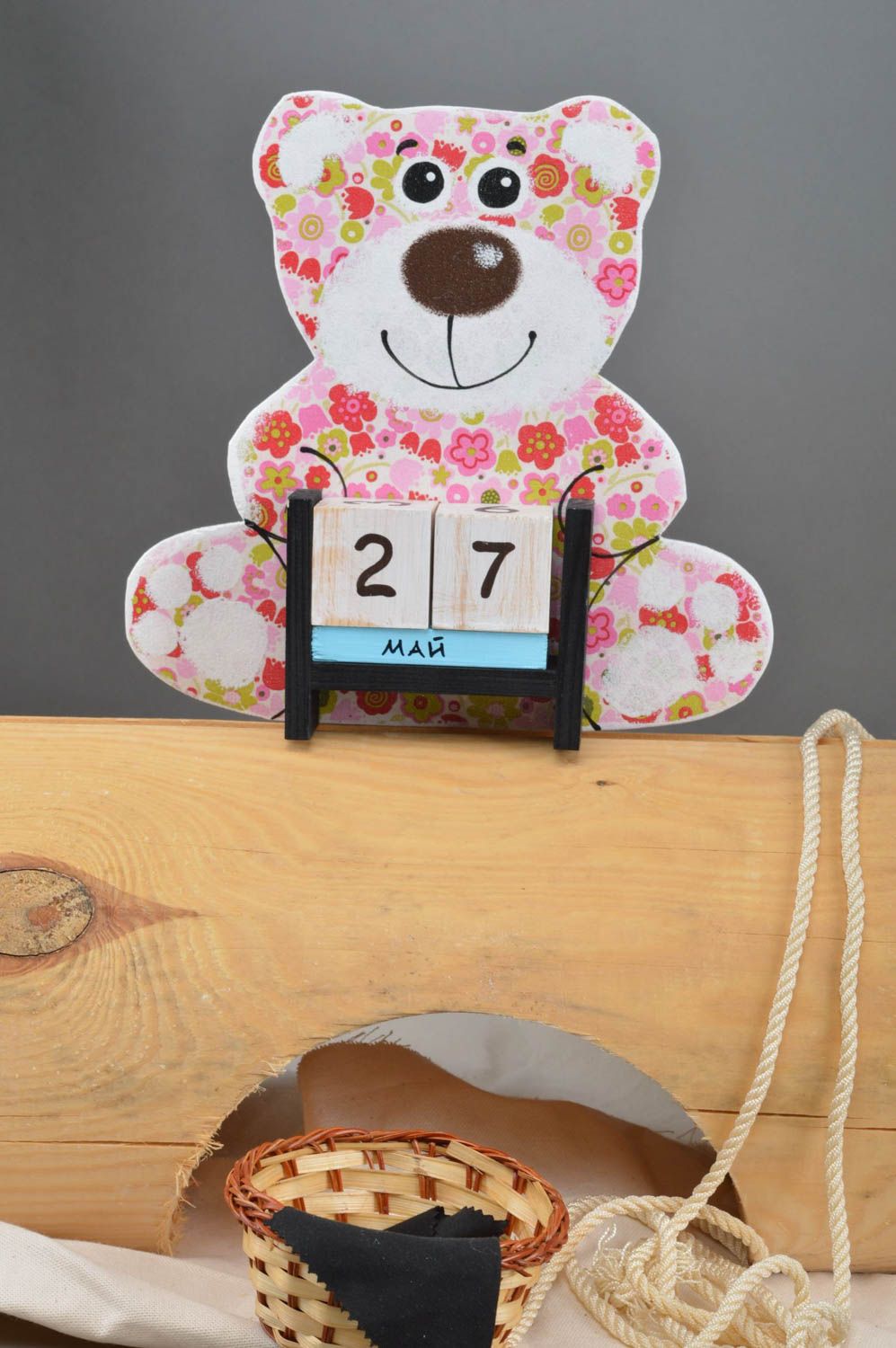 Милый календарь в виде медведя который держит кубики детский декупаж хенд мейд фото 1