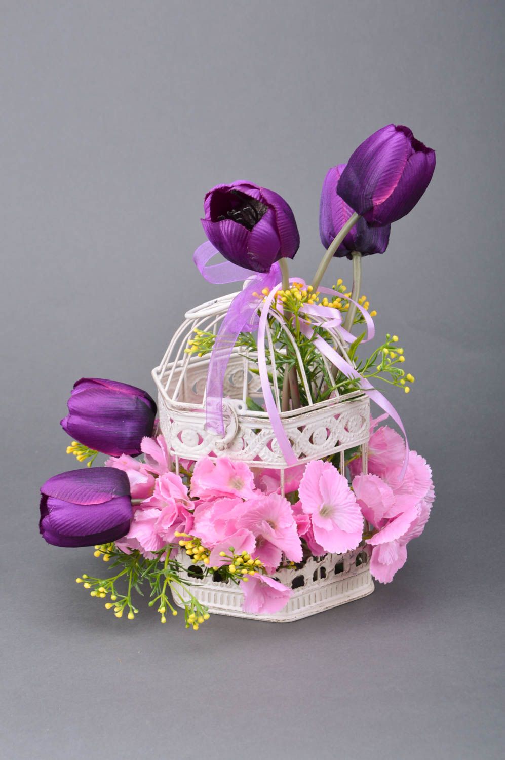 Jaula decorativa artesanal con flores tulipanes violetas  foto 2
