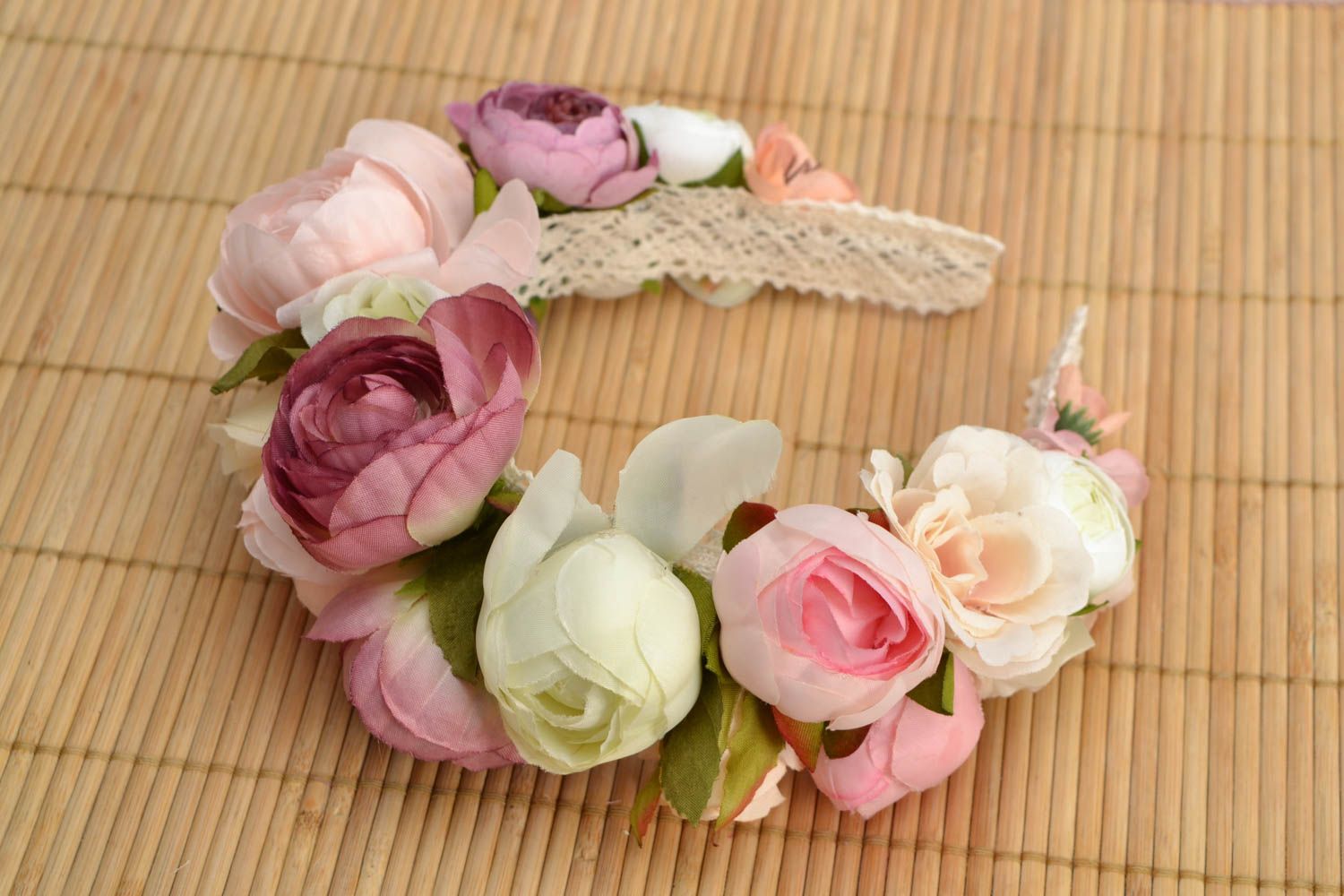 Serre-tête fleurs artificielles Roses pastel fait main cadeau pour femme photo 1