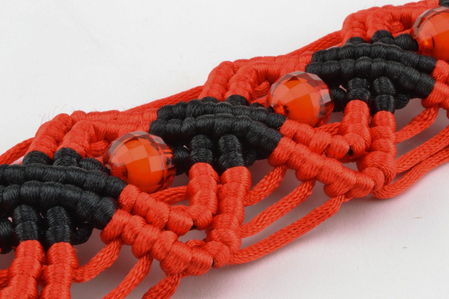Cintura da donna intrecciata fatta a mano cinghia di fili in colore rosso nero foto 2