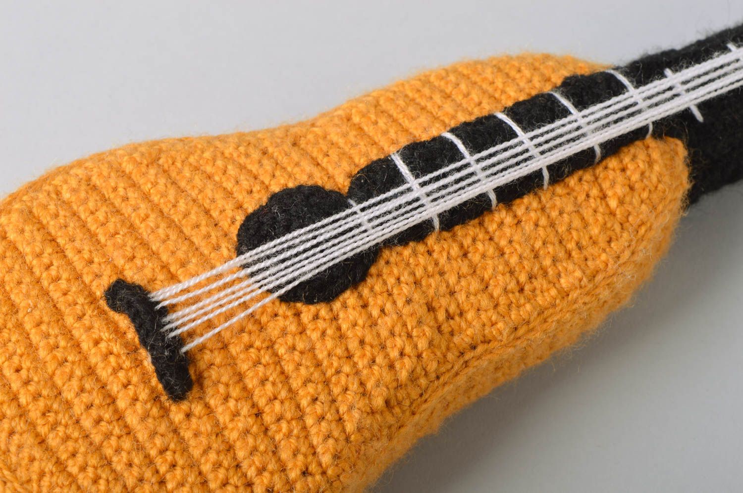Jouet tricoté au crochet original décoratif fait main en forme de guitare photo 5
