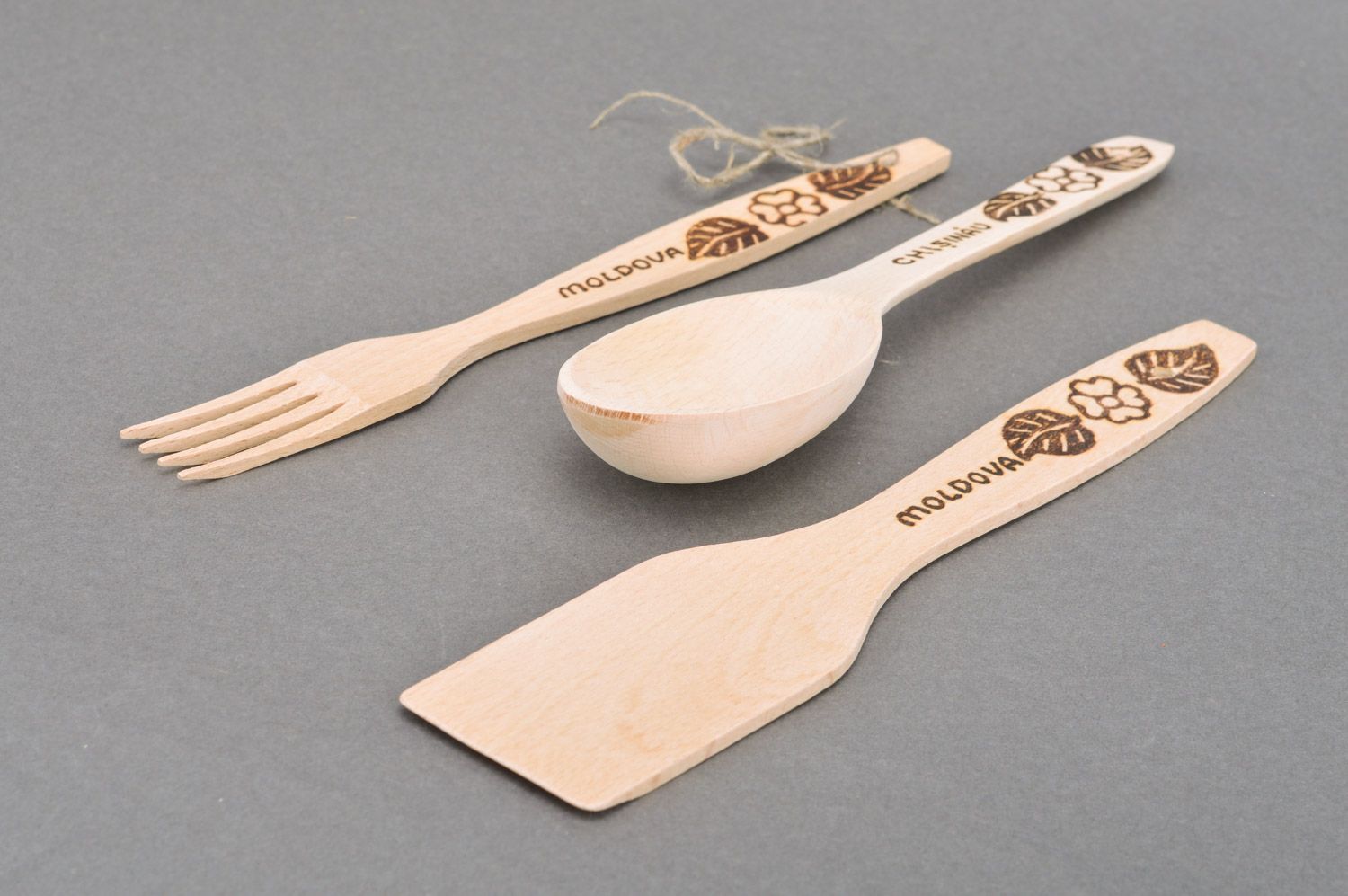 Conjunto de utensilios de cocina espátula tenedor y cuchara artesanales con pirograbado  foto 2