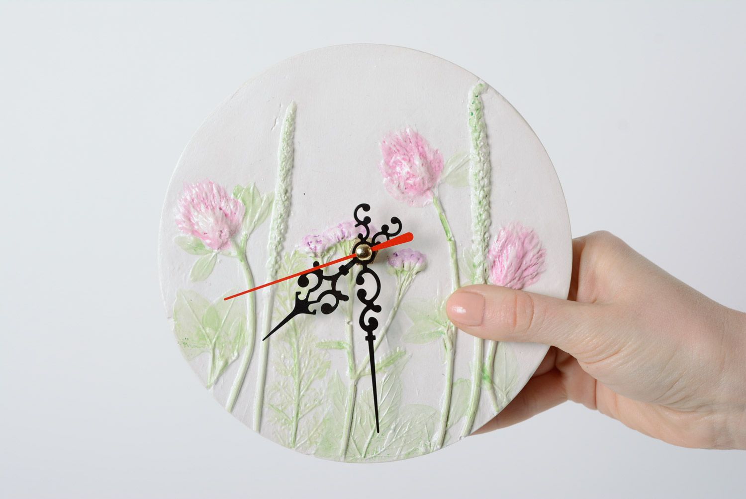 Handgemachte runde schöne Wanduhr aus Gips mit Prägedruck von frischen Pflanzen foto 3