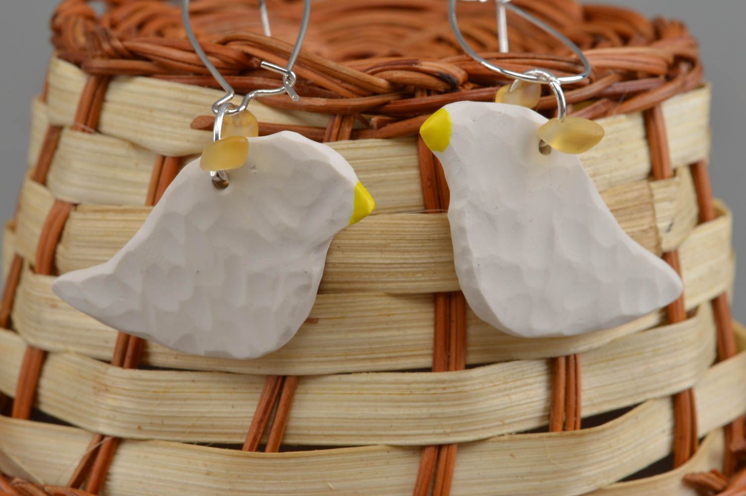 Schöne künstlerische handgemachte Ohrringe aus Polymerton Vogel weiß gelb  foto 1