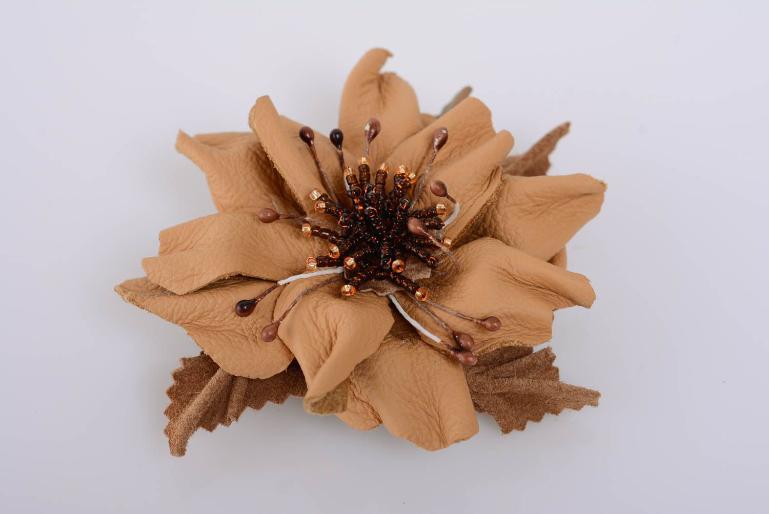 Broche de cuero artesanal beige pequeño bonito con forma de flor  foto 1