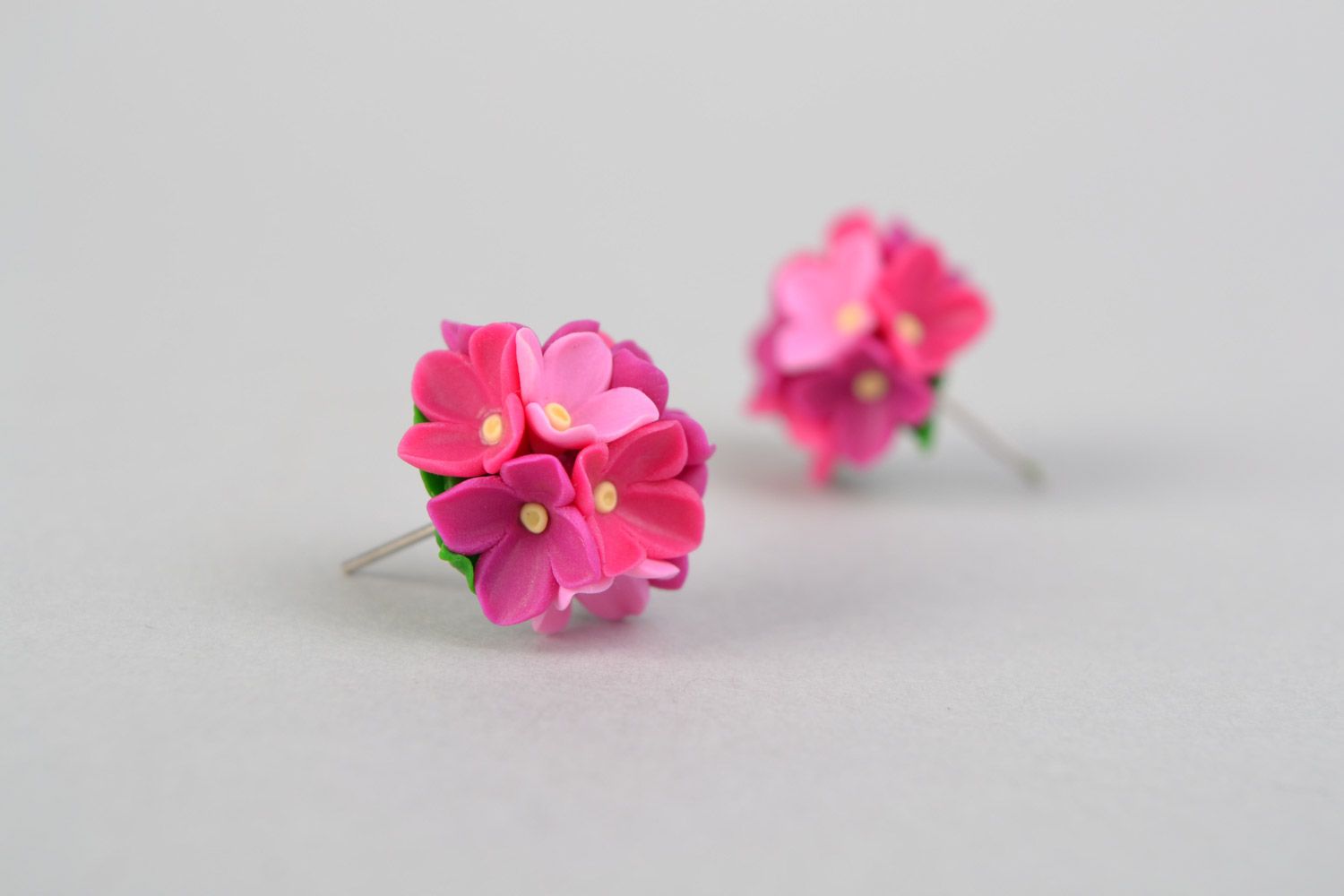 Schöne Blumen Ohrstecker aus Polymerton in Form von lila Sträußen Handarbeit foto 4