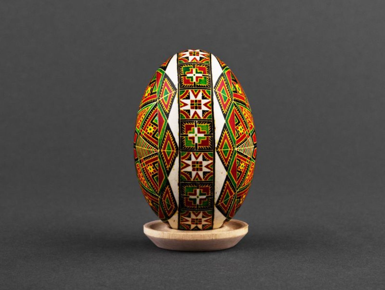 L'uovo pasquale dipinto a mano L'uovo decorativo fatto a mano L'uovo d'oca
 foto 3