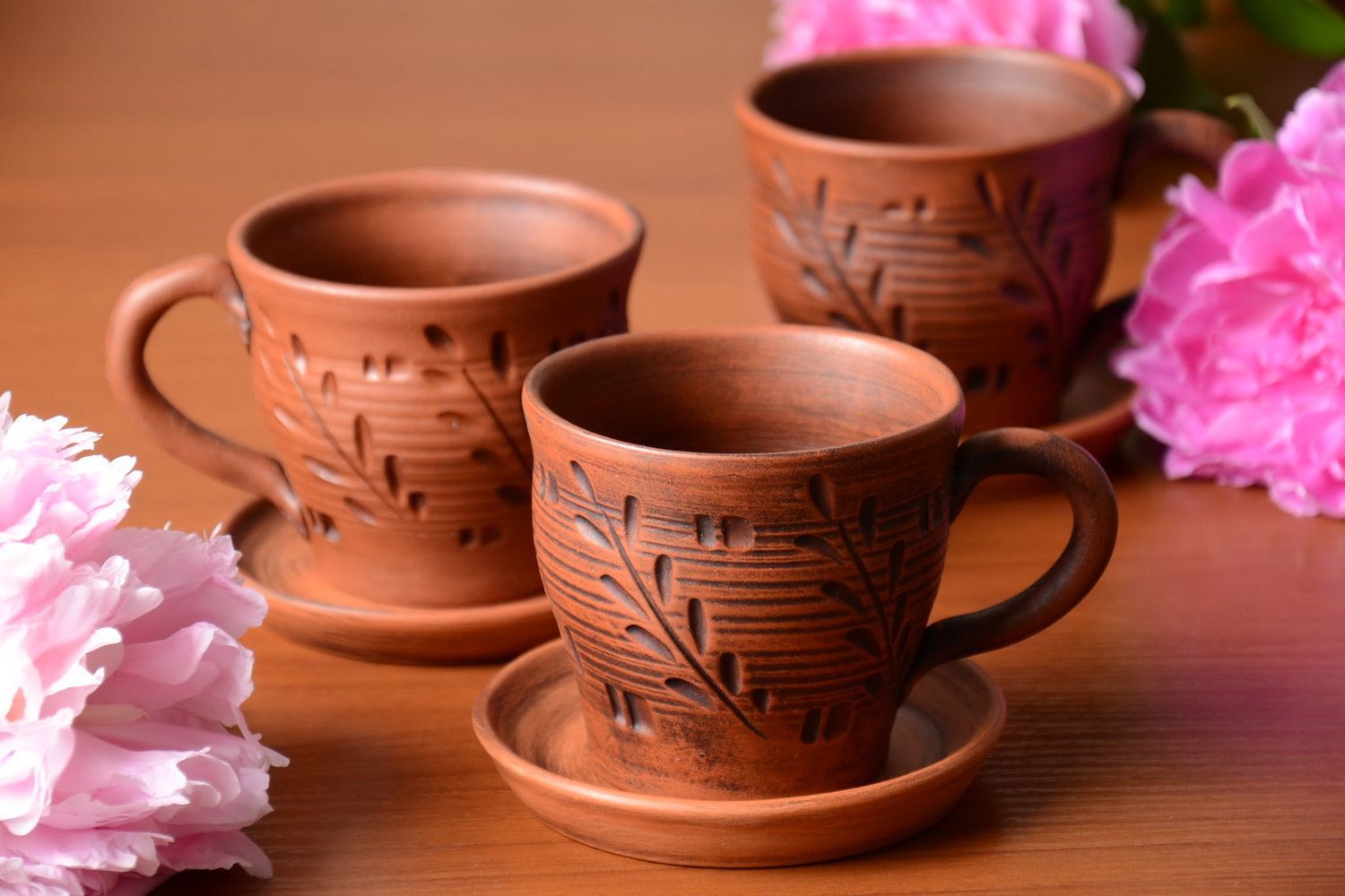 Tazas cerámicas y platillos artesanales marrones bonitos set de tres pares foto 1