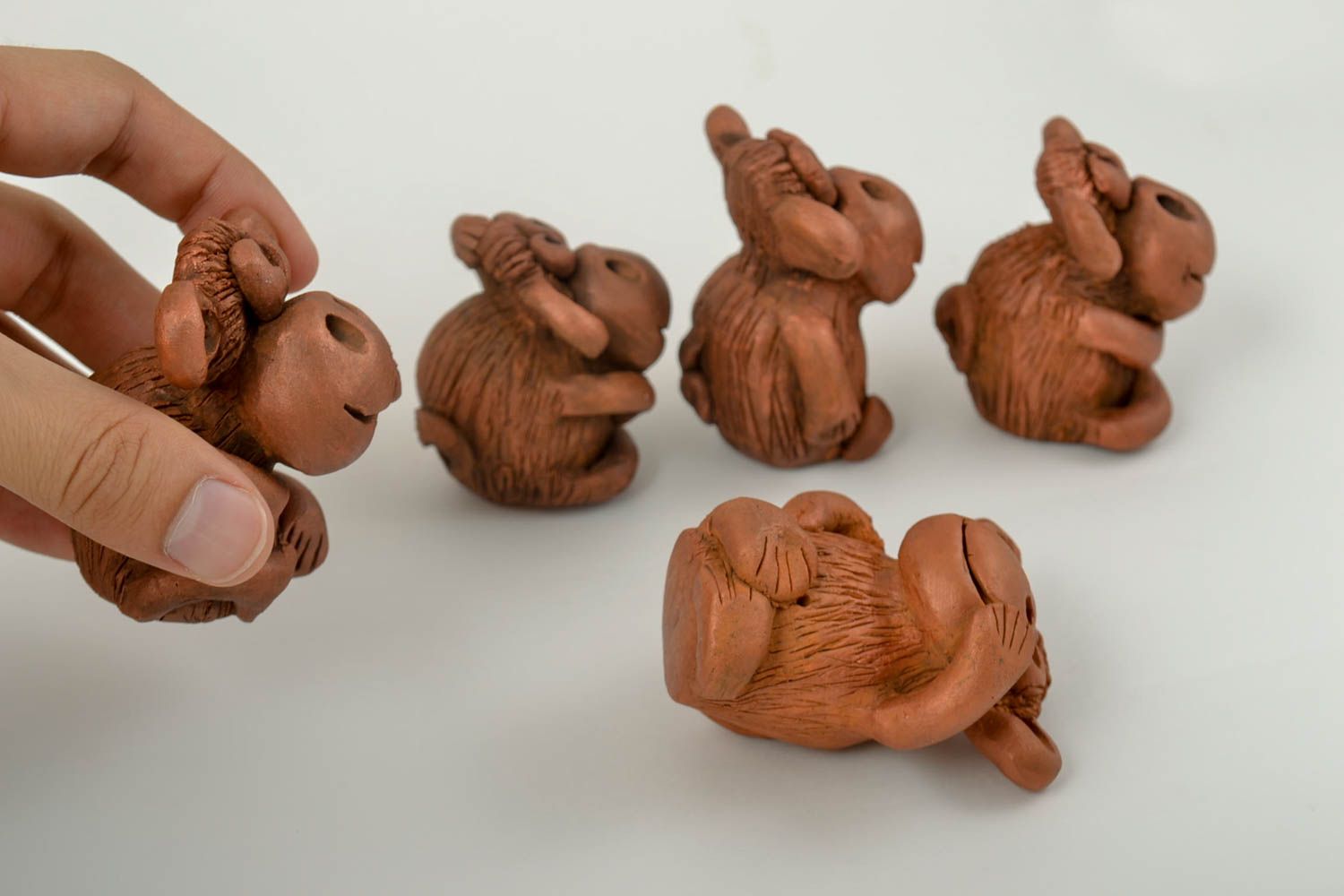 Фигурки из глины ручная работа подарки статуэтки из глины в виде 5 обезьянок фото 2