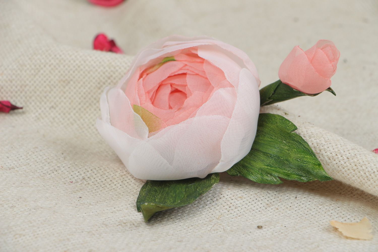 Rosafarbige schöne handgemachte Brosche Blume Rose aus Chiffon für Frauen  foto 5