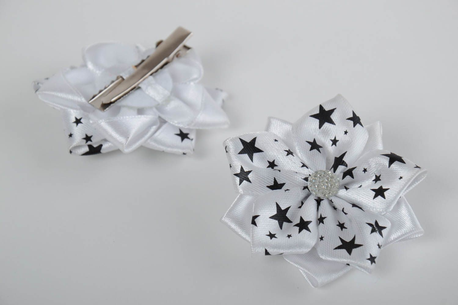 Handgemachte Haarspangen mit Blumen 2 Stück aus Atlasbändern mit Sternen  foto 5